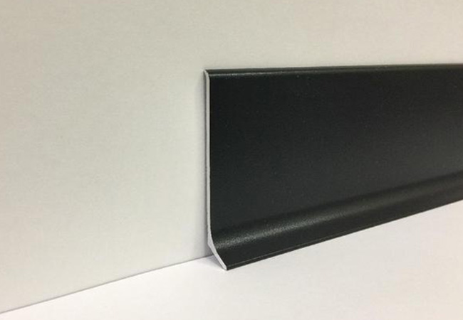 Алюмінієвий плінтус чорного кольору від виробника